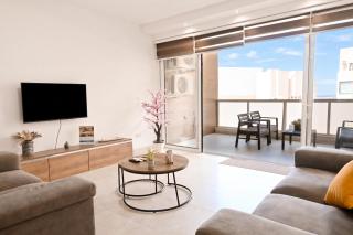 Modern Lovely Sea-View 3 bdr Apart -Happy Rentals - 0