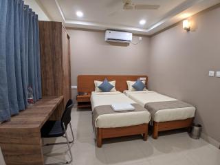 FabHotel Pearl Grove - 4