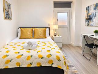 1BR Ground floor Central Apartment With Private Garden - 1