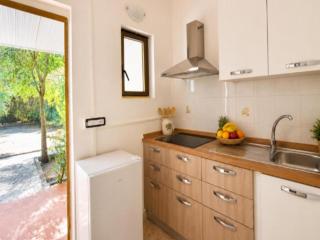 Apartment with shared pool near the sea - 8