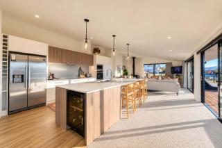 The Lookout with Lake Tekapo Views - Sleeps 6 - 8