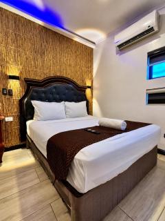 4-Minute Airport Family Suites - Pusok - 1