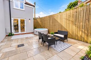 Beautiful 3 Bed Cottage - Hot Tub & Free Parking - 4