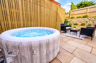Beautiful 3 Bed Cottage - Hot Tub & Free Parking - 5