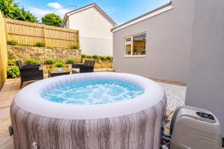 Beautiful 3 Bed Cottage - Hot Tub & Free Parking - 3