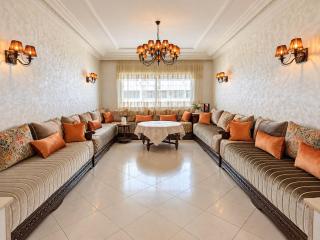 Grand appartement lumineux avec balcon & parking idéal familles et pro - 0