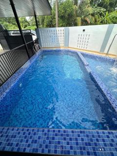 10 pax Acacia Staycation Corner Lot House - 4
