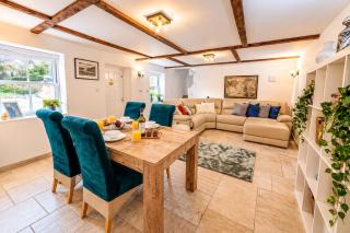 Beautiful 3 Bed Cottage - Hot Tub & Free Parking - 9