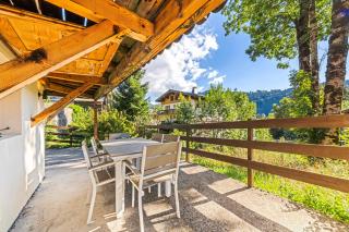 Cozy Chalet with Private Parking Sleeps 7 - 8