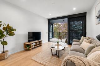 Indooroopilly Central-2BR 2BA with Free Parking - 1
