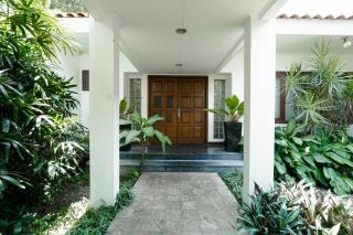 Versatile House With Beautiful Garden Beyond - 0
