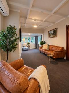 Country Charm - Central Hamilton - 9
