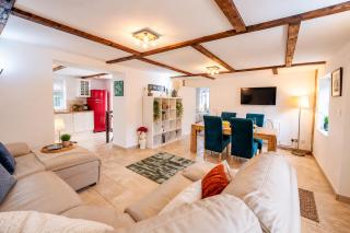 Beautiful 3 Bed Cottage - Hot Tub & Free Parking - 1