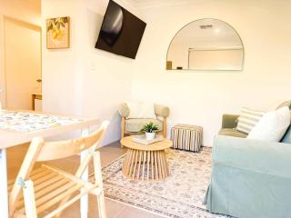 42 Easy 2BR Business Stay Parking Kitchen & Wi-Fi - 8