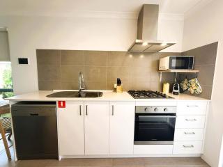 42 Easy 2BR Business Stay Parking Kitchen & Wi-Fi - 7