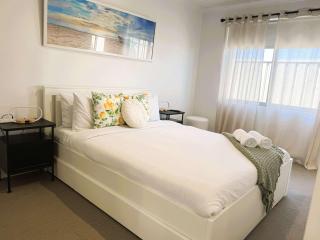 42 Easy 2BR Business Stay Parking Kitchen & Wi-Fi - 5
