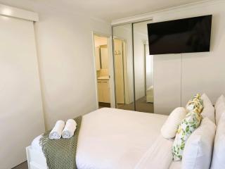 42 Easy 2BR Business Stay Parking Kitchen & Wi-Fi - 4