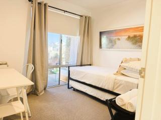 42 Easy 2BR Business Stay Parking Kitchen & Wi-Fi - 3