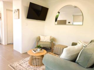 42 Easy 2BR Business Stay Parking Kitchen & Wi-Fi - 2