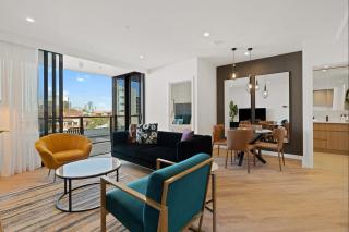 2 Bedroom Apartment in Heart of Southport丨Tram & Pacific Fair - 0