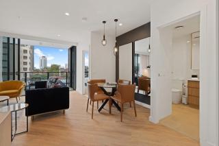 2 Bedroom Apartment in Heart of Southport丨Tram & Pacific Fair - 9