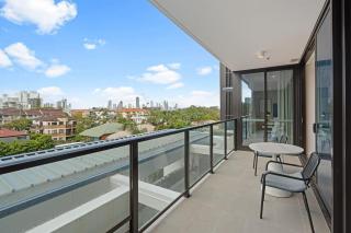 2 Bedroom Apartment in Heart of Southport丨Tram & Pacific Fair - 7