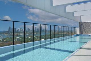 2 Bedroom Apartment in Heart of Southport丨Tram & Pacific Fair - 5