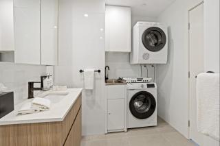2 Bedroom Apartment in Heart of Southport丨Tram & Pacific Fair - 4