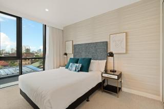 2 Bedroom Apartment in Heart of Southport丨Tram & Pacific Fair - 3