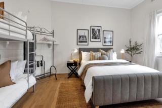 Glenelg Beach Retreat Spacious 2BR Sleeps 8 Free WiFi AC 2min to Beach - 0
