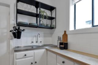Glenelg Beach Retreat Spacious 2BR Sleeps 8 Free WiFi AC 2min to Beach - 1