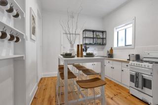 Glenelg Beach Retreat Spacious 2BR Sleeps 8 Free WiFi AC 2min to Beach - 7