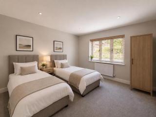 Ampthill Bungalow I Brand New I Sleeps 6 I Driveway Parking I Office I Fast Wifi I Smart TVs I By Yoko Property - 4