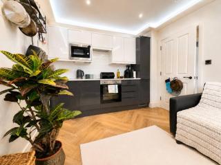 5 mins to station No shared walls of Bedrooms - 1