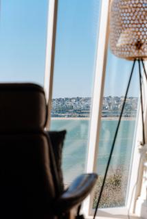 Bijou Beachfront Gem, Rock - 3