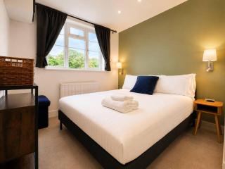5 mins to station No shared walls of Bedrooms - 3