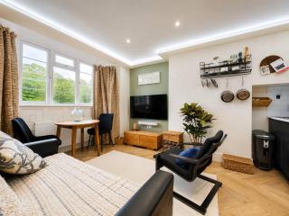 5 mins to station No shared walls of Bedrooms - 4