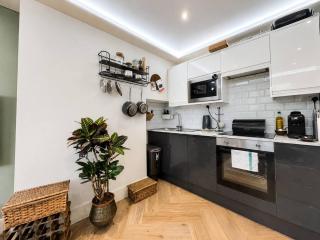 5 mins to station No shared walls of Bedrooms - 2