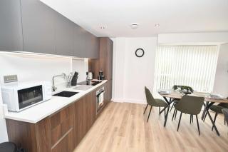 Convenient 2 Bedroom Apartment in Leeds w WiFi - 9