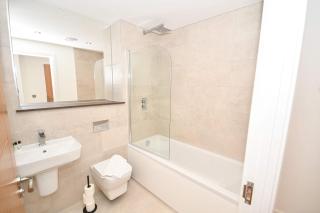 Convenient 2 Bedroom Apartment in Leeds w WiFi - 6