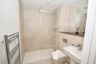 Convenient 2 Bedroom Apartment in Leeds w WiFi - 5