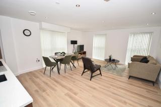 Convenient 2 Bedroom Apartment in Leeds w WiFi - 1