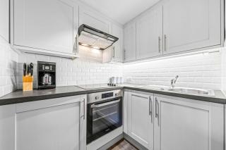 2 Ensuite Bedrooms Walk to town On Bus Route - 8