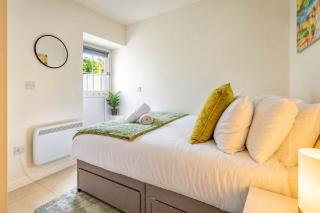 Chic 1BR Ground Floor Apartment Near Centre with Private Patio Garden - 5