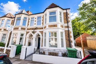 Chic 1BR Ground Floor Apartment Near Centre with Private Patio Garden - 8