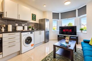 Chic 1BR Ground Floor Apartment Near Centre with Private Patio Garden - 9