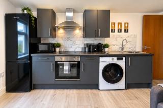 Sleek 1BR Flat Perfect Getaway For Contractors Or Couples - 7