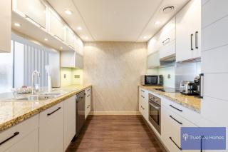 Spacious 1BR Burj Views Downtown - 8