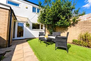 3BR Family House with Games Room & Free Parking & Fast WiFi - 7