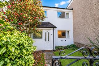 3BR Family House with Games Room & Free Parking & Fast WiFi - 9
